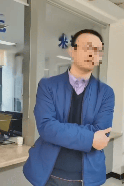 陕西一副局长为躲信访<strong></p>
<p>西安市诚信平台交易中心</strong>，厕所跳窗逃走？回应→