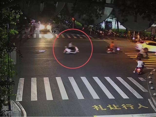 一女子肇事逃逸后仍去逛街<strong></p>
<p>币全交易平台</strong>，被抓后竟称：是路人劝我走的
