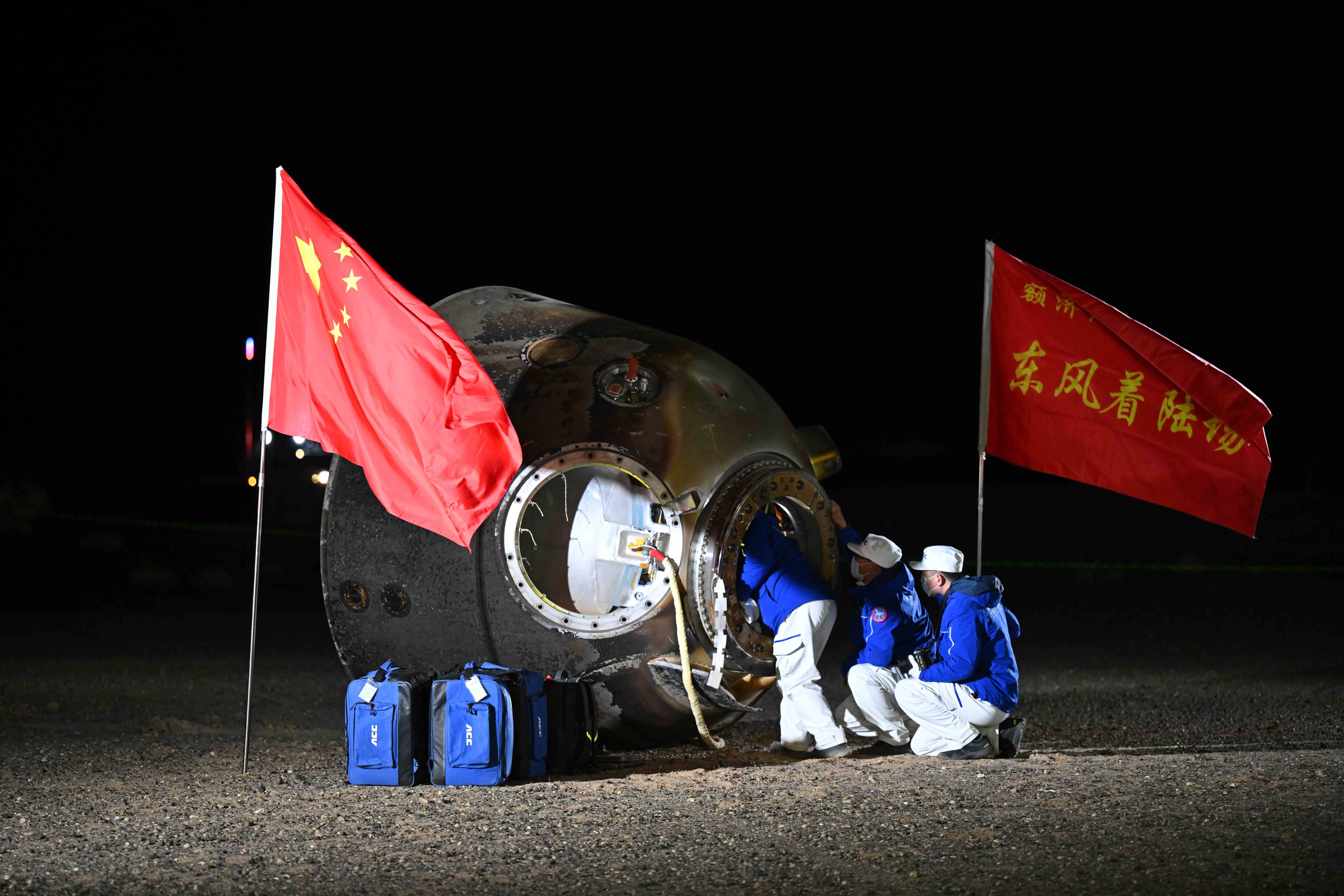 返回舱着陆最后一米<strong></p>
<p>币全交易平台</strong>，4台着陆反推发动机10毫秒内同时点火
