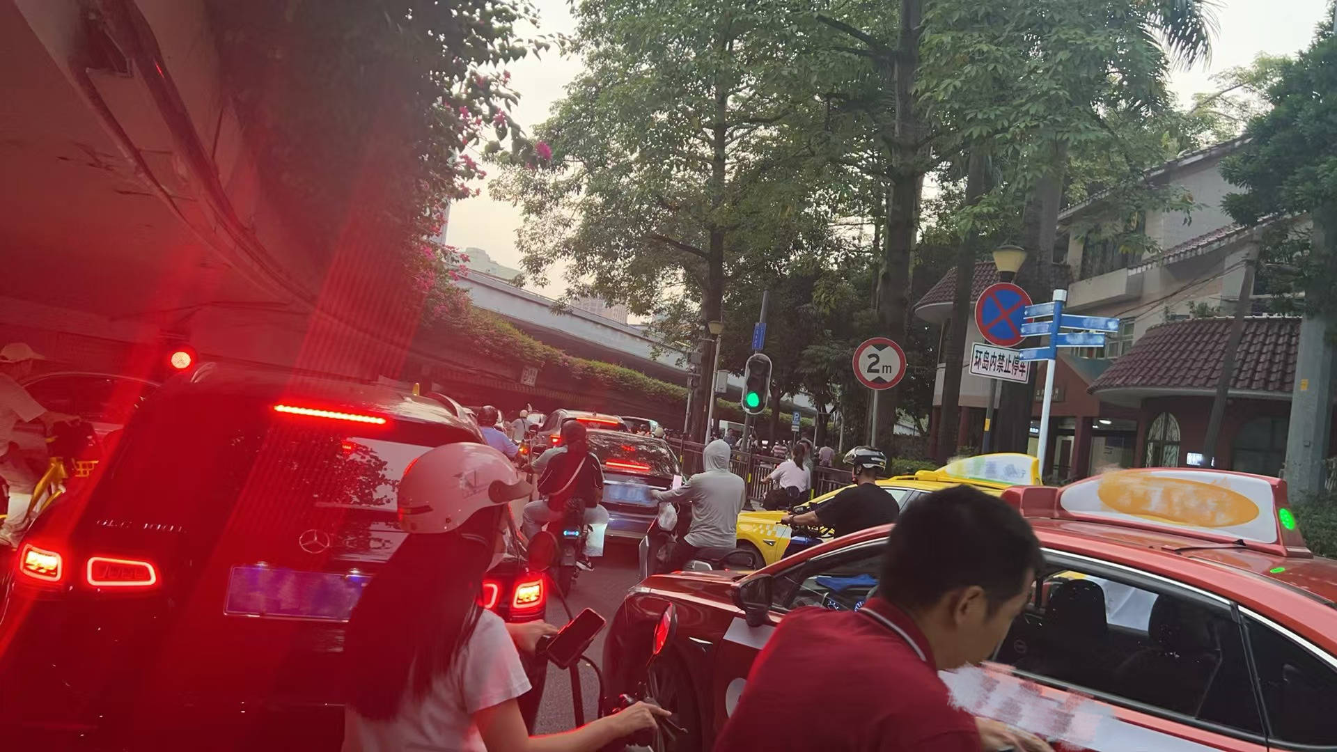 骑电动自行车<strong></p>
<p>币兑交易平台</strong>，我有多“尴尬”：走哪，停哪，咋充电