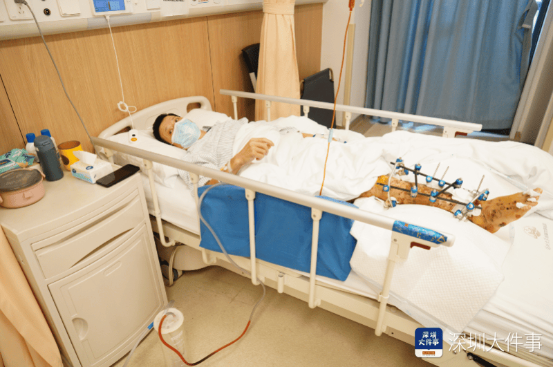 失血过半！深圳男子被三四百斤模具砸到<strong></p>
<p>炒原油交易平台</strong>，医生全力抢救
