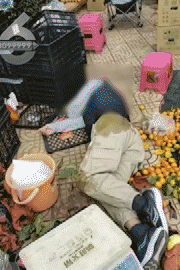 昆明一老人赶集摔倒压坏水果摊！中午就带着家属找来了<strong></p>
<p>炒币平台</strong>，摊主慌了……