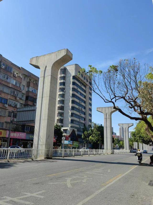 “当初就不该建！”广西烂尾轻轨被拆<strong></p>
<p>炒币平台</strong>，市民吐槽：又浪费了一次钱