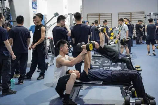 “八块腹肌和胸肌我都看习惯了”<strong></p>
<p>友利平台</strong>！浙江这所高校的健身房太火爆