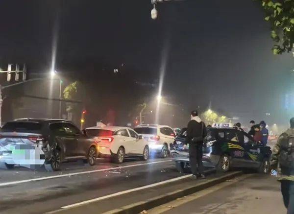 凌晨<strong></p>
<p>biclub交易平台</strong>，上海一路口多车追尾！目击者：疑似大货车惹祸，撞击力度大