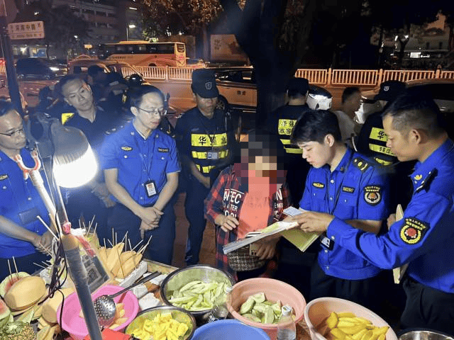 “锅铲声敲得我睡不着”！深夜<strong></p>
<p>biclub交易平台</strong>，深圳多名流动摊贩被劝离……