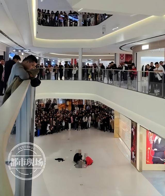 山东济宁一女孩在商场坠亡<strong></p>
<p>biclub交易平台</strong>，其倚靠的扶梯玻璃护栏疑似脱落，警方回应