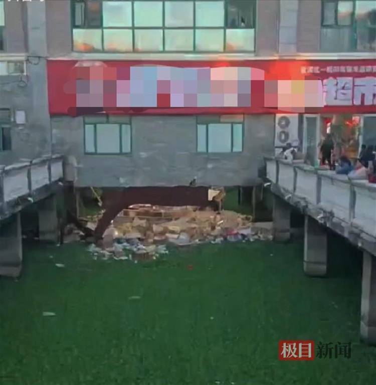 昆明一超市开业6天就地面塌陷<strong></p>
<p>biclub交易平台</strong>，有顾客称坠河受伤，店铺已暂时停业