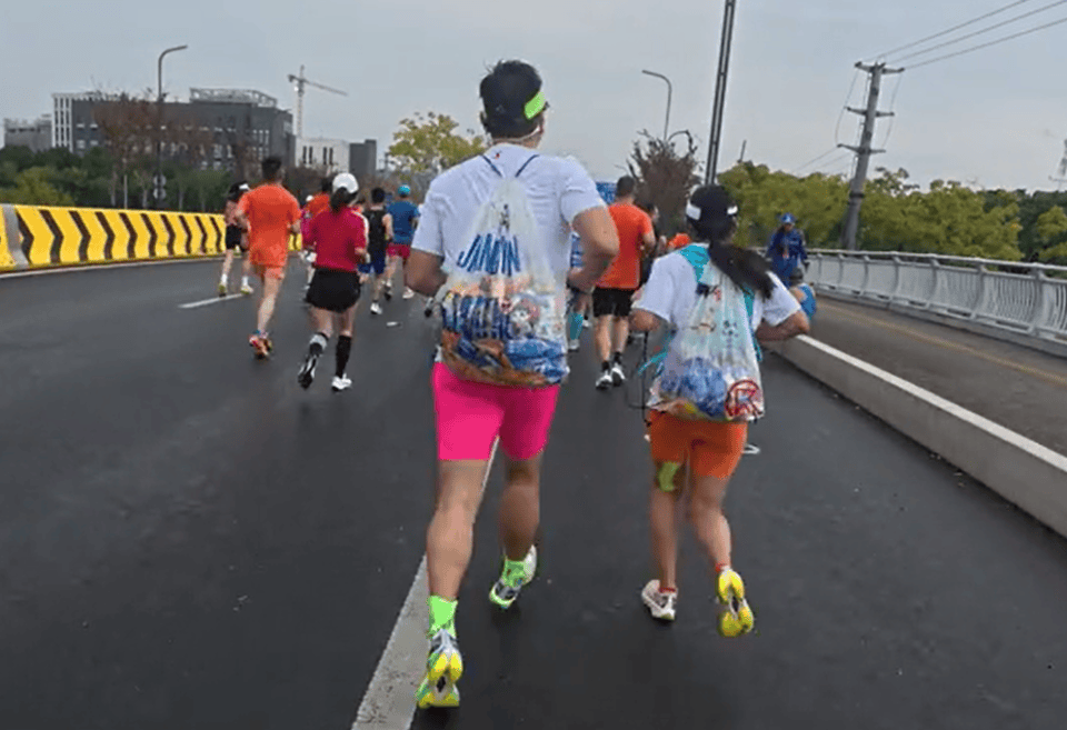 苏州马拉松一男一女将给选手的免费零食打包“负重”奔跑<strong></p>
<p>BFX合约平台</strong>？主办方回应