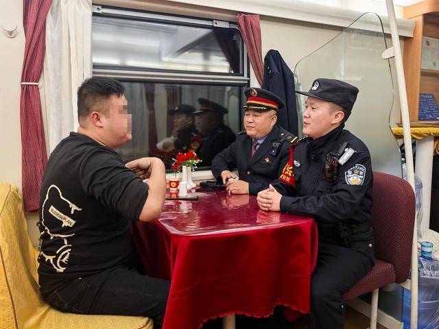 列车上一醉酒“纹身哥”突然对乘警说“我是逃犯”<strong></p>
<p>群币交易平台</strong>，乘警一查：不，你不是！