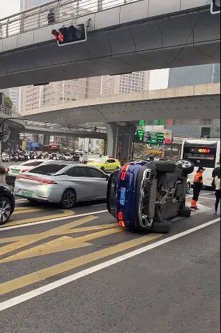 上海一奔驰车在路口侧翻<strong></p>
<p>国内交易平台</strong>，驾驶员擦伤！目击者讲述现场情况