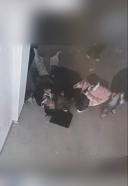 河南一大学老师心脏骤停晕倒<strong></p>
<p>bleutrade交易平台</strong>，女学生按压施救：我也很害怕，看到老师好转激动手抖