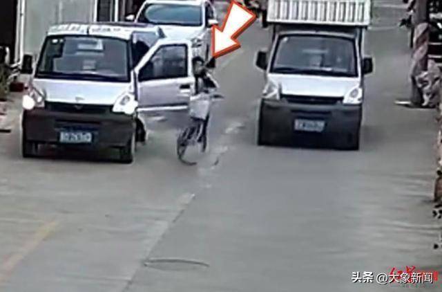 男孩骑单车遭遇“开门杀”<strong></p>
<p>深圳交易平台</strong>，摔倒后又被小货车碾压 广东汕头有关部门：及时送医，无生命危险