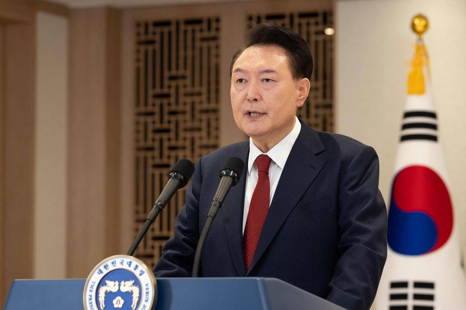 突然主张弹劾总统的韩国执政党党首：曾获尹锡悦多次提拔<strong></p>
<p>币币通交易平台</strong>，后因第一夫人惹怒“亲尹派”