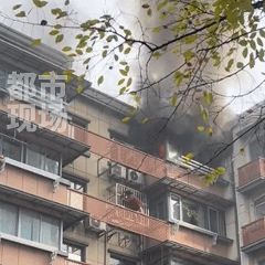 江苏南京一居民楼起火<strong></p>
<p>币网交易平台</strong>，浓烟滚滚，一女子被困窗外！当地回应