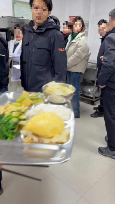 大连一市场监管局疑未到下班时间多人排队打饭 工作人员回应：拍摄者或调<strong></p>
<p>币网交易平台</strong>了手机时间