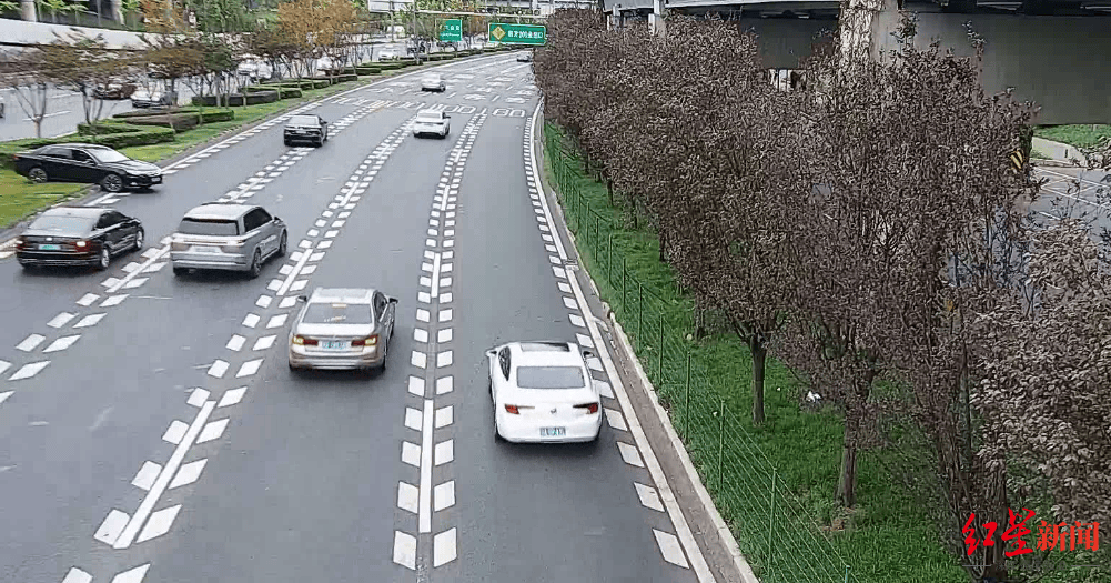 成都三环主路惊现小轿车跨过隔离带掉头<strong></p>
<p>炒币正规平台</strong>，原来是司机酒驾走错路……