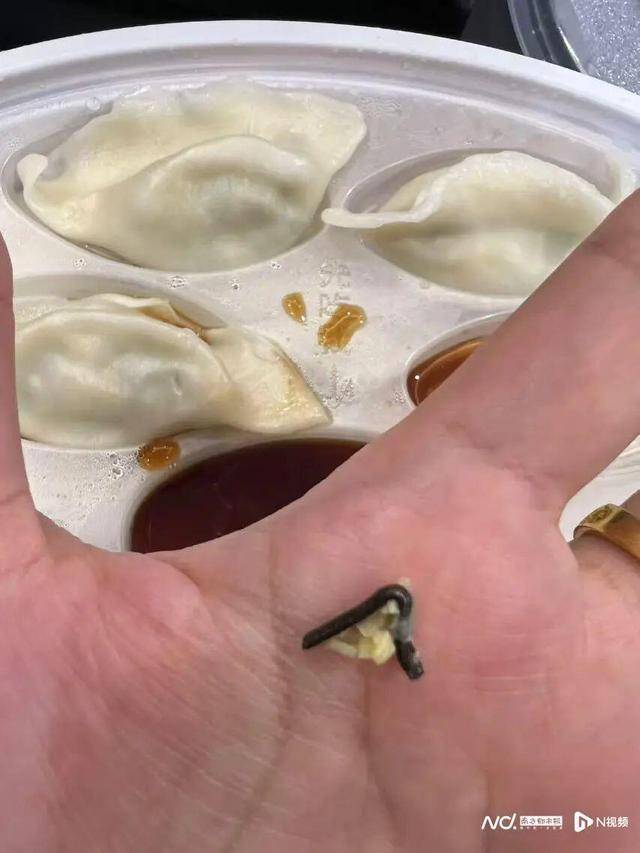“水饺吃出铁丝”！为删差评<strong></p>
<p>炒币正规平台</strong>，商家竟盗用消费者微信头像捏造聊天记录