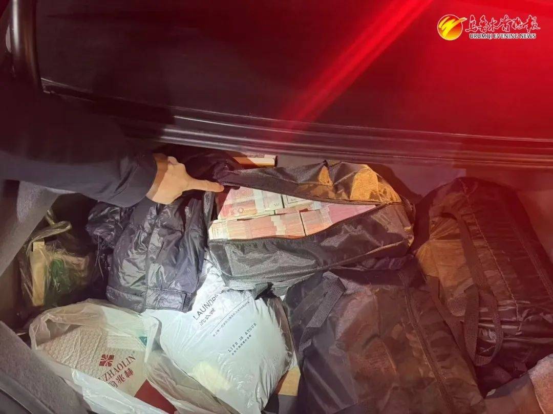 乌鲁木齐一车主550万元现金放车上<strong></p>
<p>安币交易平台</strong>，车门还没锁......