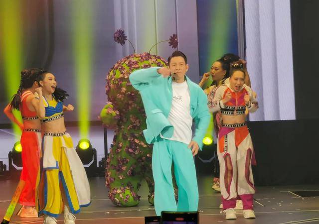 刘德华演唱会实录：表演滑跪失败<strong></p>
<p>交易服务平台</strong>，甄子丹舒淇任达华台下蹦迪