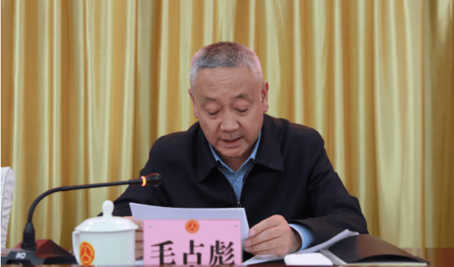 厅长毛占彪<strong></p>
<p>交易服务平台</strong>，长期出入量身定制的“会所”，大肆吃喝、接受娱乐活动安排