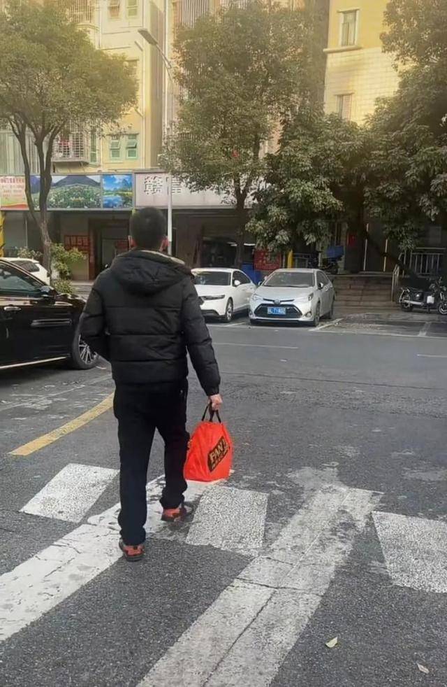 已走11天<strong></p>
<p>平台交易网站有哪些</strong>！衡阳小伙从深圳步行回家过年：就剩自己