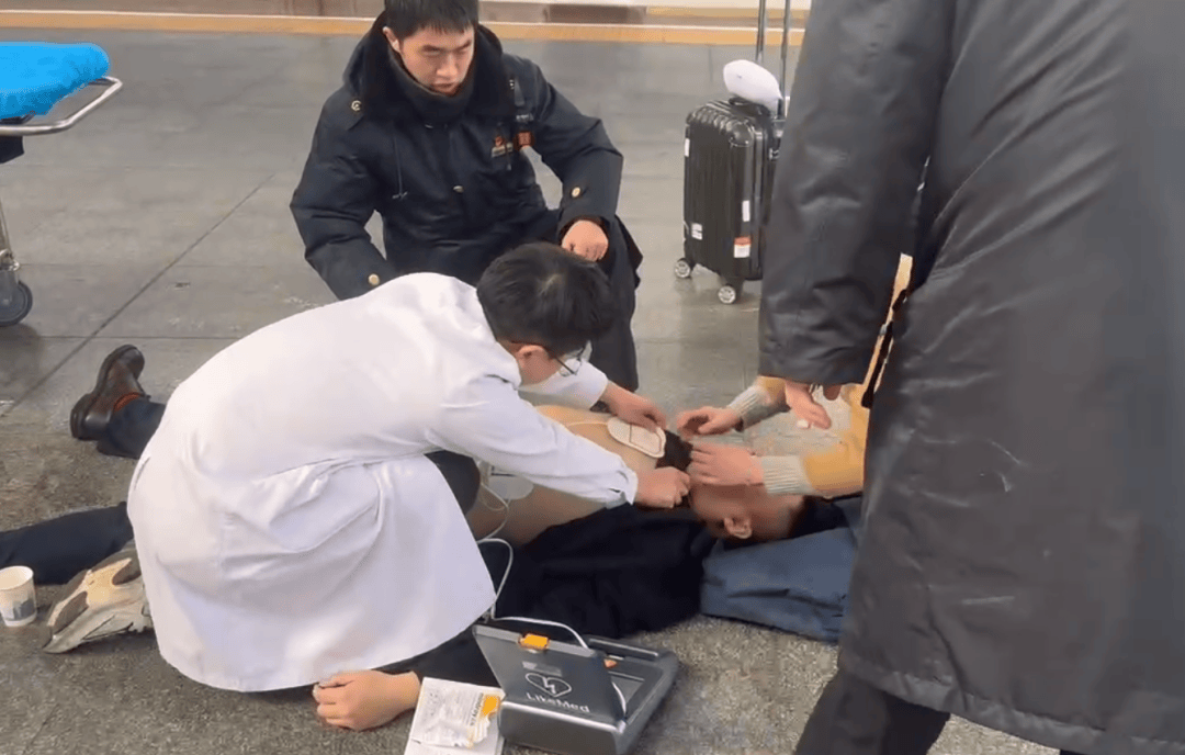 男子在长沙南站心脏骤停晕倒<strong></p>
<p>数字加密货币交易平台</strong>，醒来后第一句话：要赶去上班！