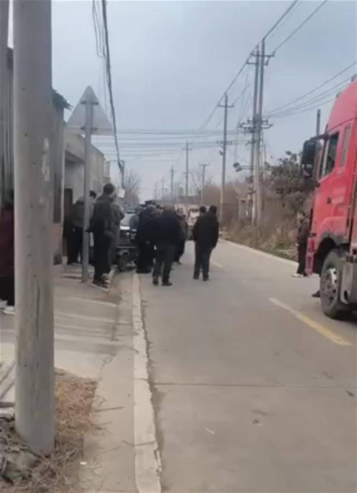 村干部回应“女子称进村送货被要5000元<strong></p>
<p>三大交易平台</strong>，报警后付1500元”:有的村道是村民自筹资金修建