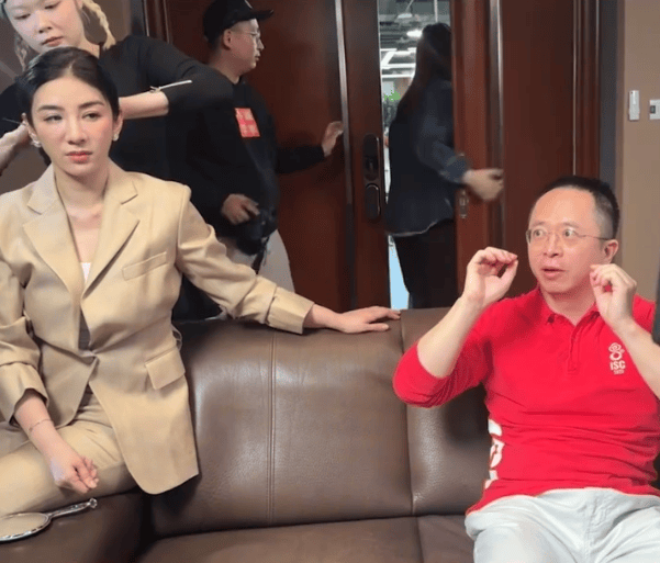 周鸿祎回应参演的短剧辣眼睛：黄奕诱惑<strong></p>
<p>炒平台币</strong>我的剧情是DeepSeek设计的