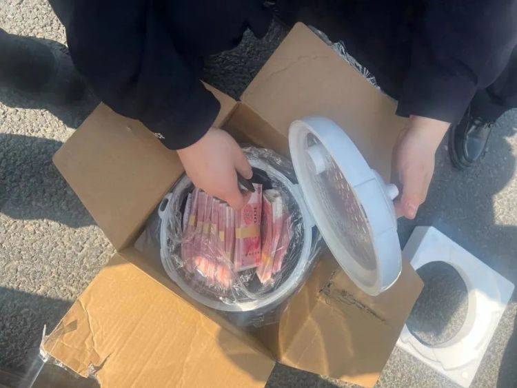 打开电饭煲一看：8万元现金<strong></p>
<p>鄂尔多斯交易中心平台</strong>！女子被当街拦下