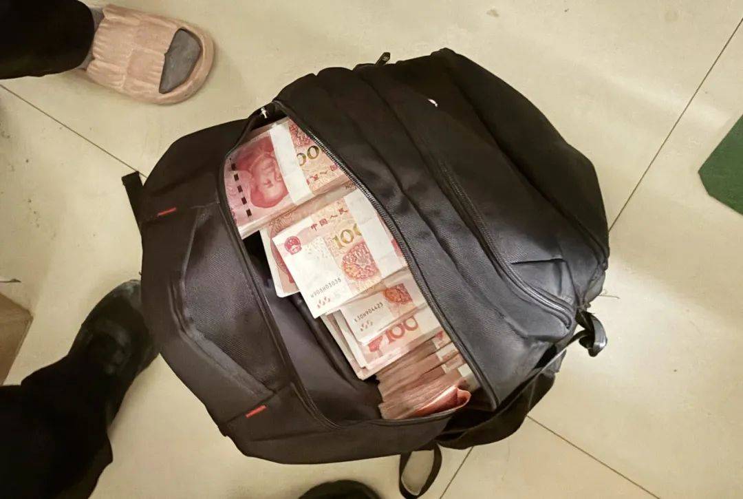 事发桂林<strong></p>
<p>qpex交易平台</strong>！背包里装的1000000元现金被警方紧急拦截
