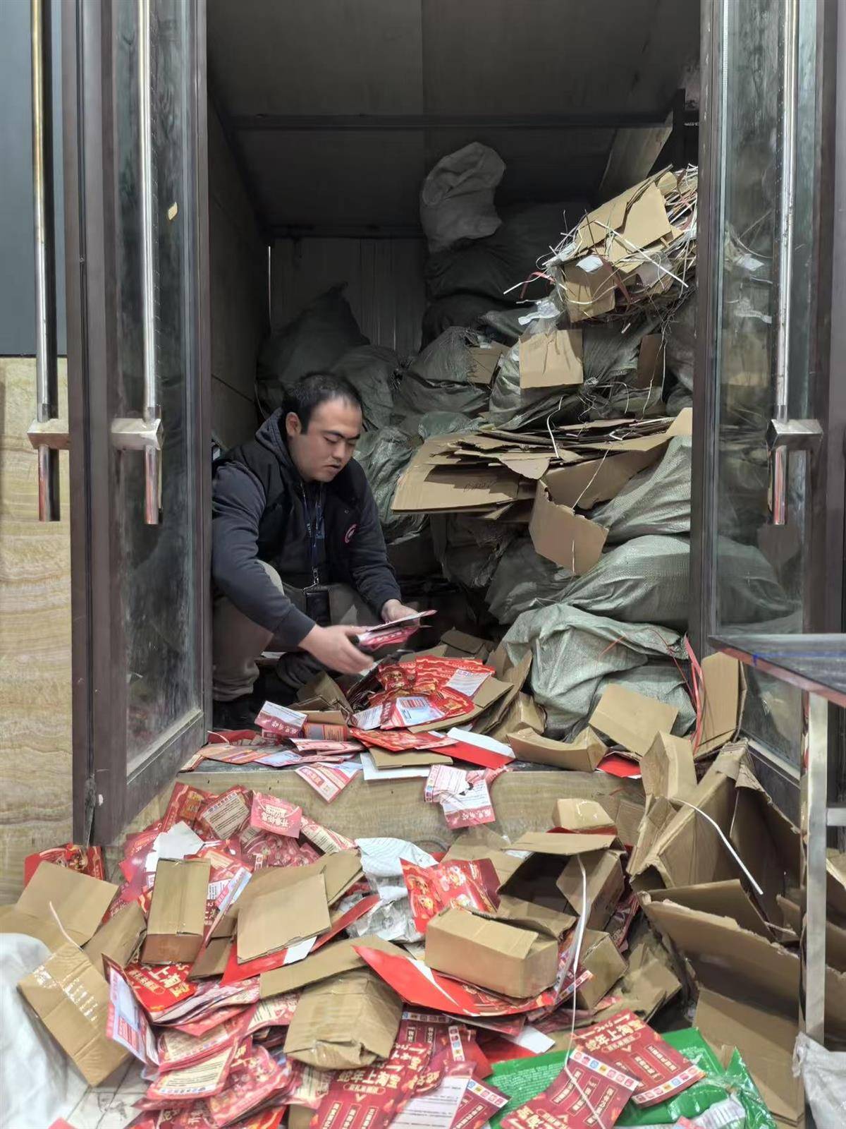 他发出的81万件快递全是电诈卡片<strong></p>
<p>qpex交易平台</strong>！武汉江岸警方破获特大诈骗案