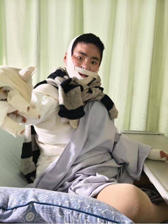 女孩被前男友泼汽油致残<strong></p>
<p>exx交易平台怎么样</strong>，凶手法庭上威胁杀人