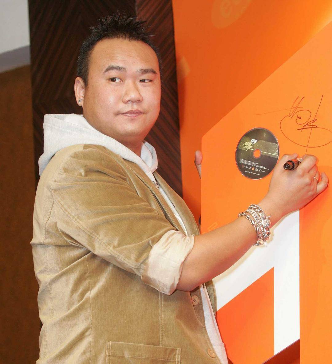 歌手苟伟去世<strong></p>
<p>97otc交易平台</strong>，本挂号要去医院检查，之前因呼吸问题准备手术