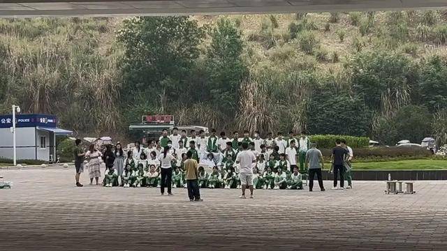 四川初三男生病重<strong></p>
<p>中币网交易平台app</strong>，全班同学带板凳赶到医院，拍下特殊的毕业照
