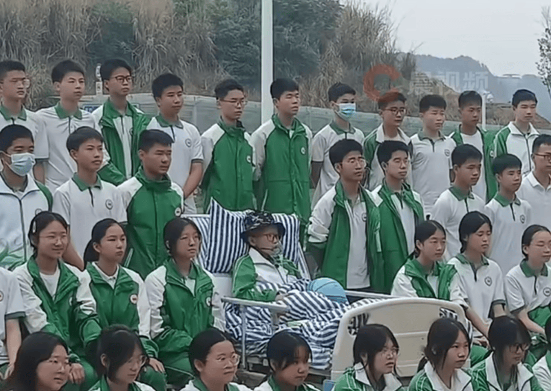 最好的德育课！四川南充初三男生重病住院<strong></p>
<p>中币网交易平台app</strong>，全班同学为其步行从学校到医院拍毕业照