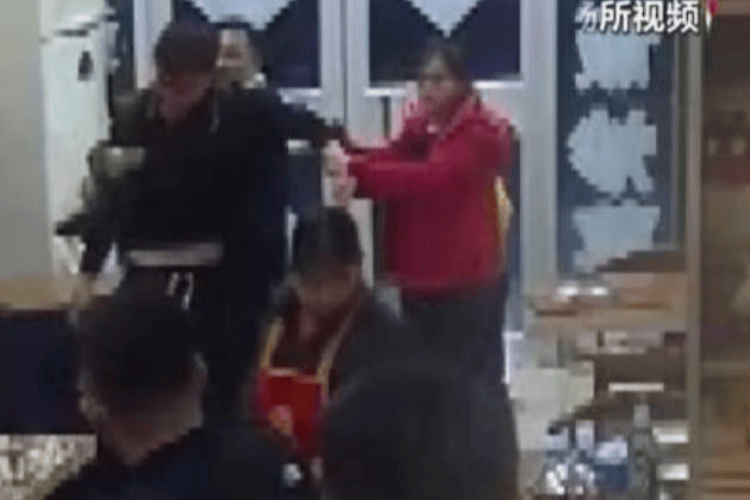 被打后还手是不是互殴<strong></p>
<p>国内交易平台bter</strong>？“小案”也适用正当防卫