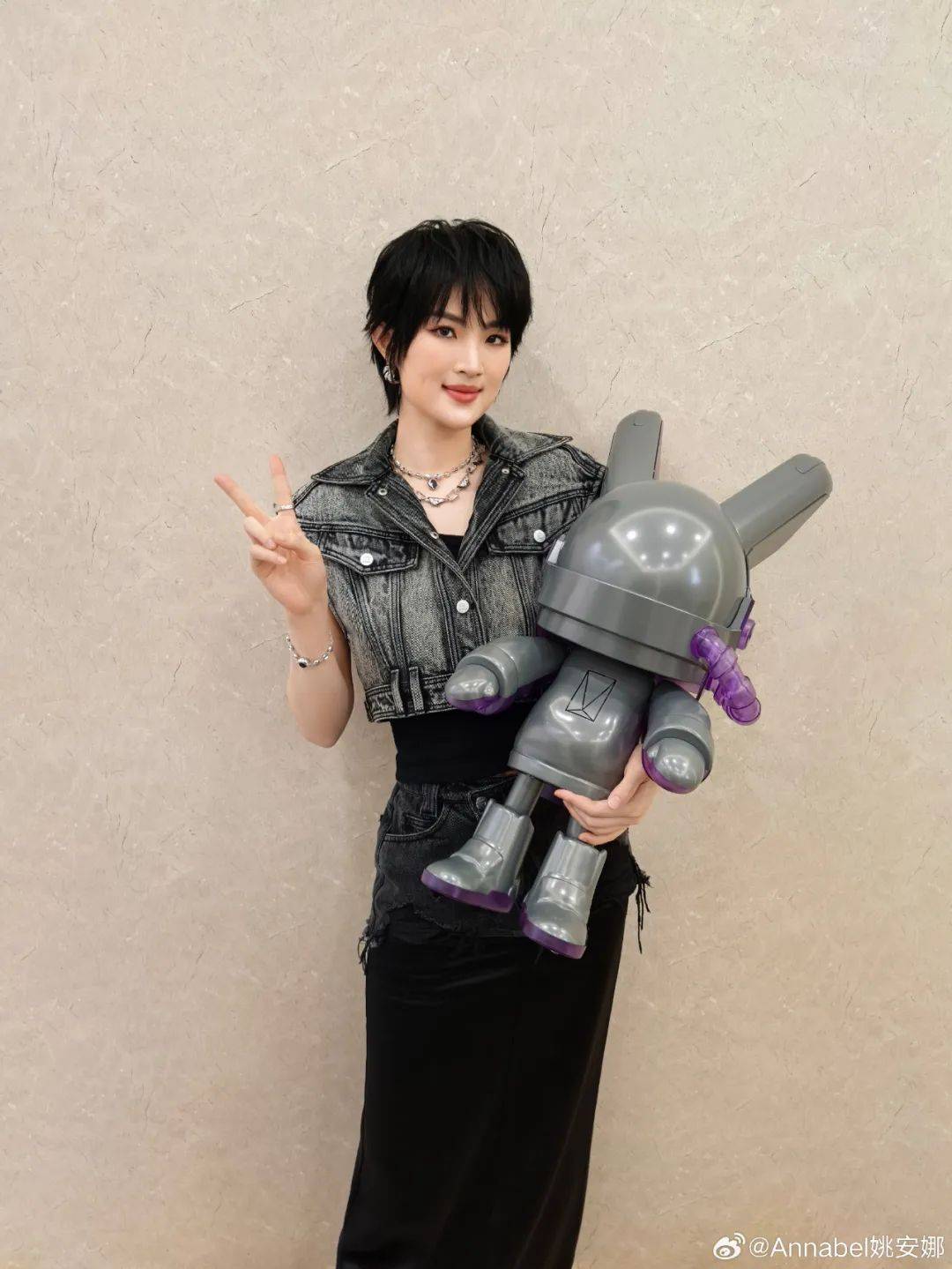 姚安娜被问到哈佛大学拒收国际生<strong></p>
<p>双子星平台</strong>，微笑回应“还好毕业了”，此前曾以满分成绩考入哈佛大学