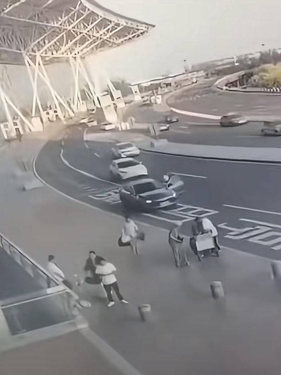 天津滨海机场一司机开门下车被相邻车道来车撞倒<strong></p>
<p>深圳币交所交易平台</strong>，车门脱落 交警正调查，律师分析