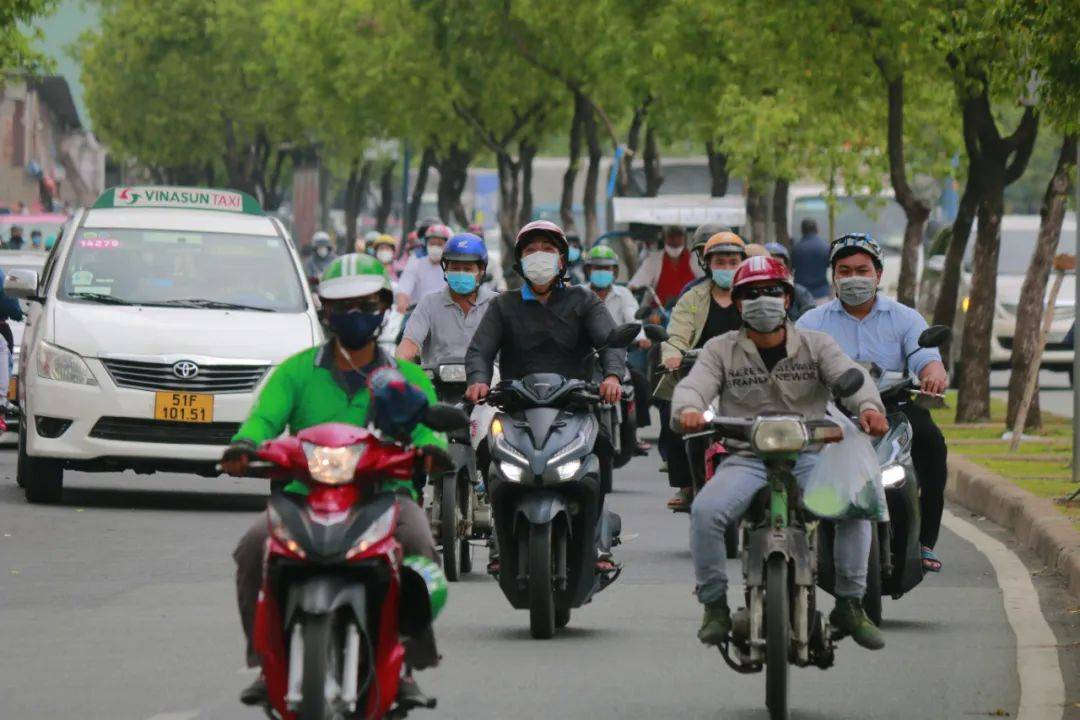 再有钱的北京白领<strong></p>
<p>币安交易平台下载</strong>，也得穿“电驴套装”