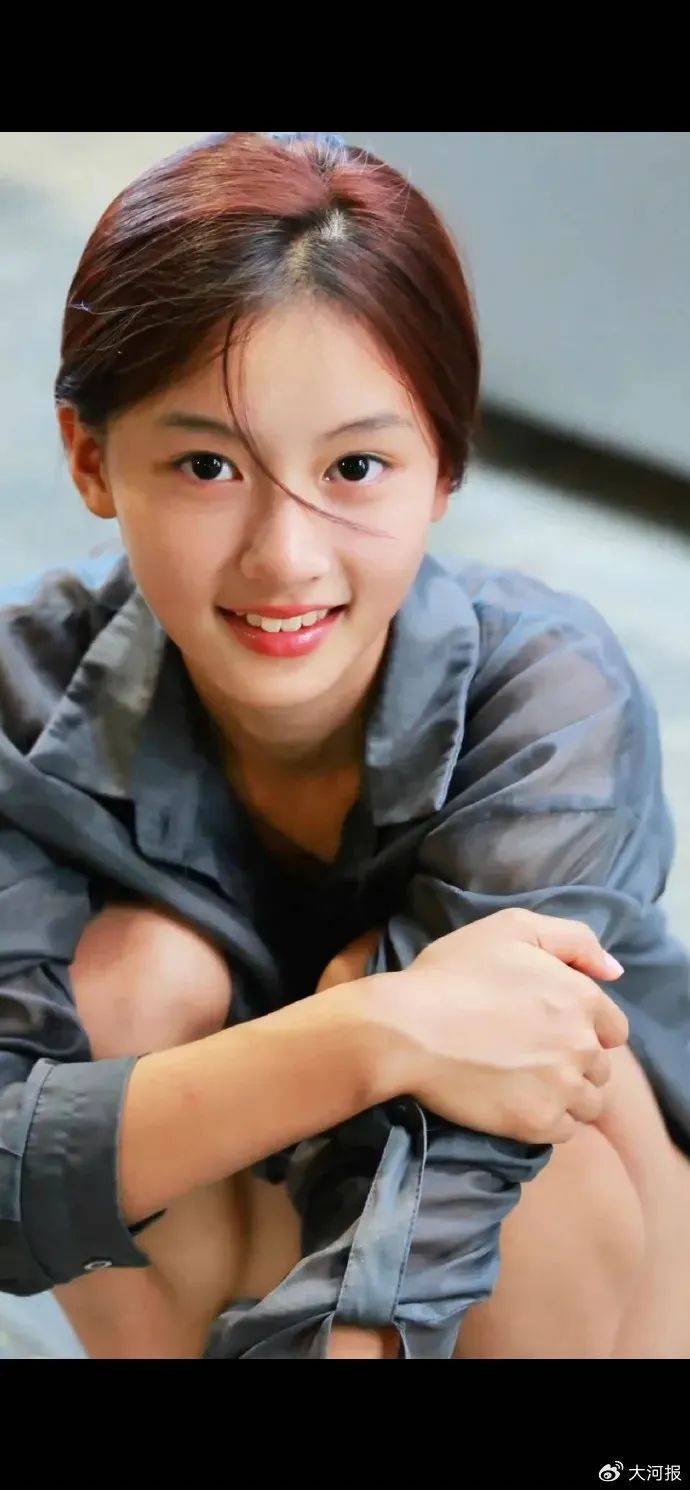 15岁女孩七七1分钟视频报价1万<strong></p>
<p>送币</strong>，因神似张柏芝走红，七七妈妈曾称以学业为由拒绝于正邀约