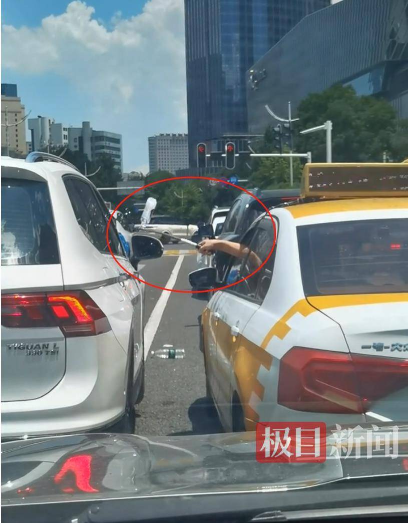 汉口街头发生不和谐一幕：白色汽车有人向出租车泼水<strong></p>
<p>猎币网</strong>，的哥挥舞甩棍击破白车玻璃……