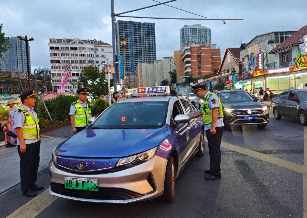 车不动计价器还在“跑”<strong></p>
<p>猎币网</strong>，青岛一辆出租车安装“跑得快”被查处