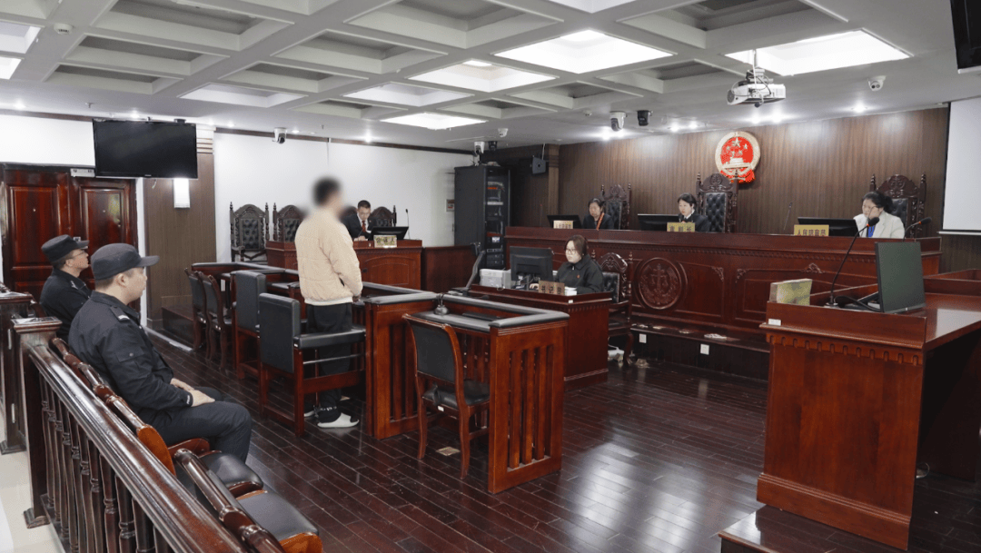 6年网恋花费60万元<strong></p>
<p>猎币网</strong>，“女友”竟是同屋工友
