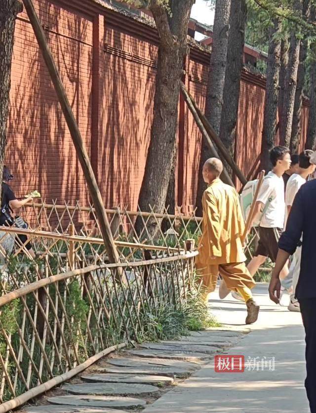 印乐方丈管理下的白马寺：僧人顶着高温种地<strong></p>
<p>抄币吧</strong>，义工称寺里秉承农禅并重