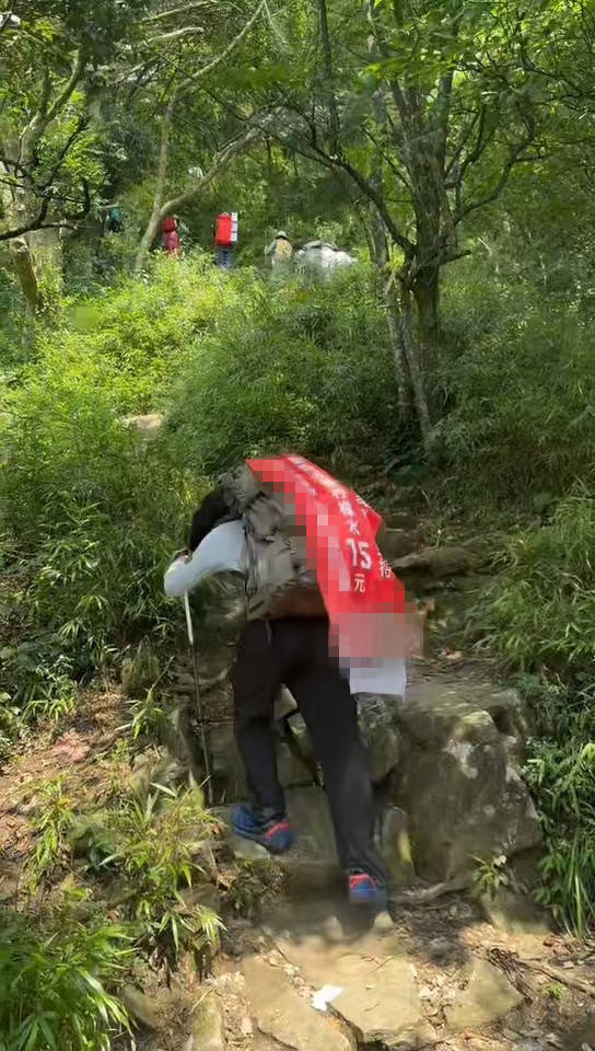 湖南一男子背40公斤蜜雪冰城上武功山售卖<strong></p>
<p>法币网</strong>，当事人：收入不多纯体验，当负重训练