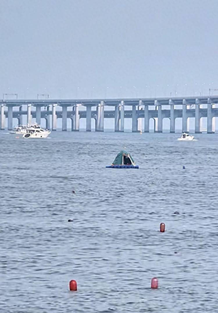 游客在海面搭建移动帐篷露营<strong></p>
<p>诚币网</strong>，大连海警：不违规，但需注意安全
