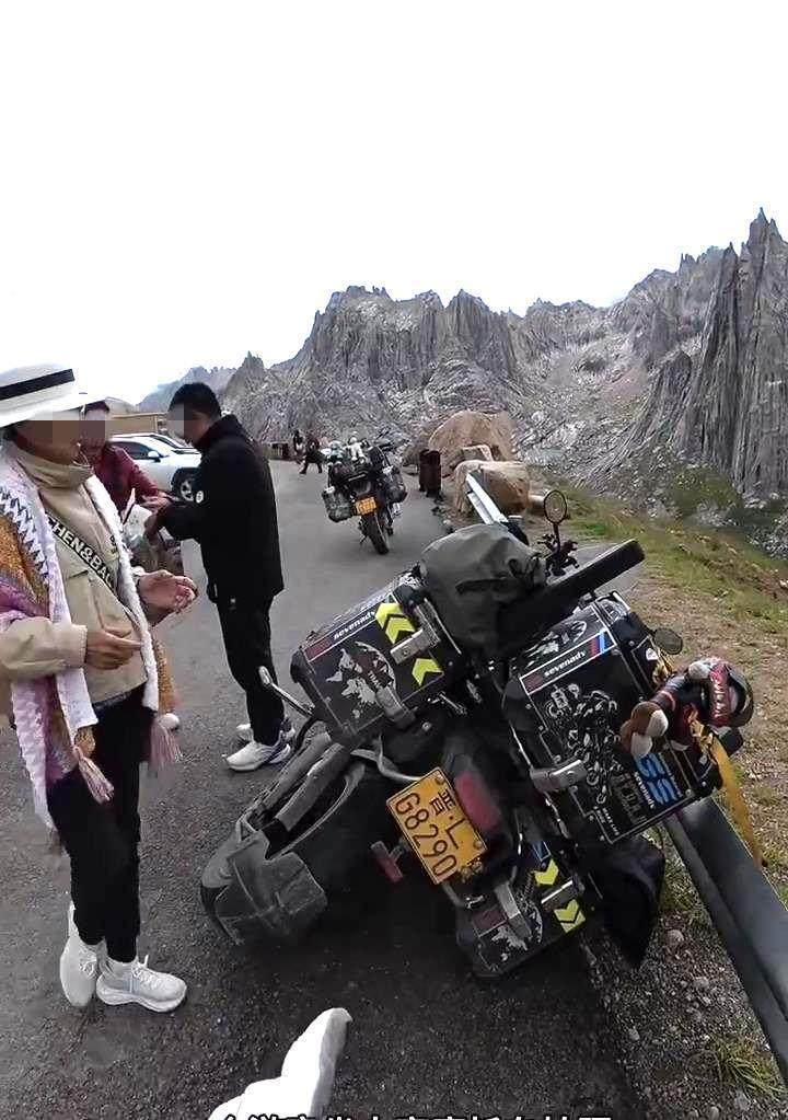 大妈私坐20万元摩托致车侧翻<strong></p>
<p>云币商城</strong>，赔1000元拉黑车主，4S店：修好约2万元