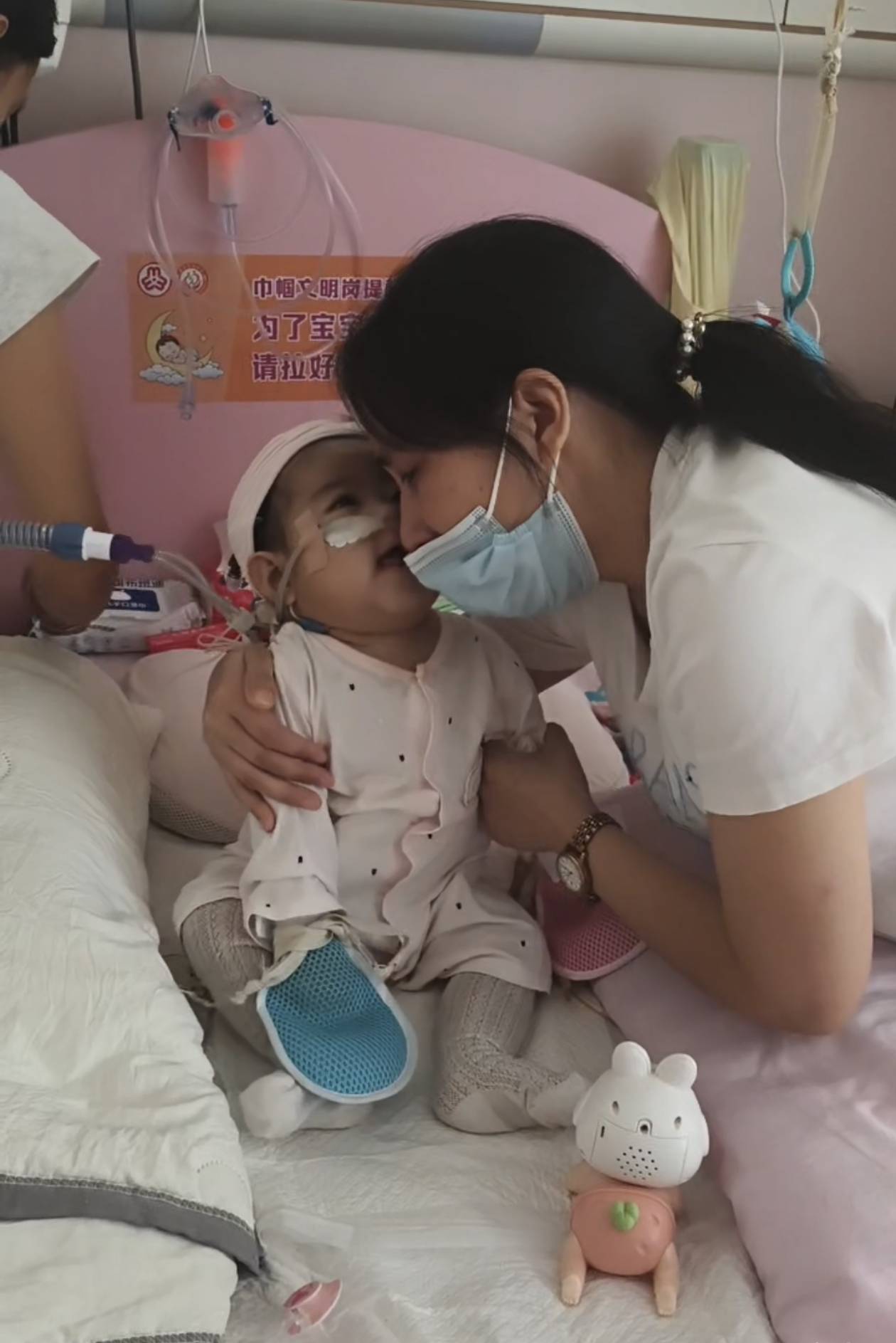 奶奶在哭<strong></p>
<p>币圈</strong>，宝宝在笑！40天女婴重病，00后父亲割肝救女，术后这一幕让网友泪奔
