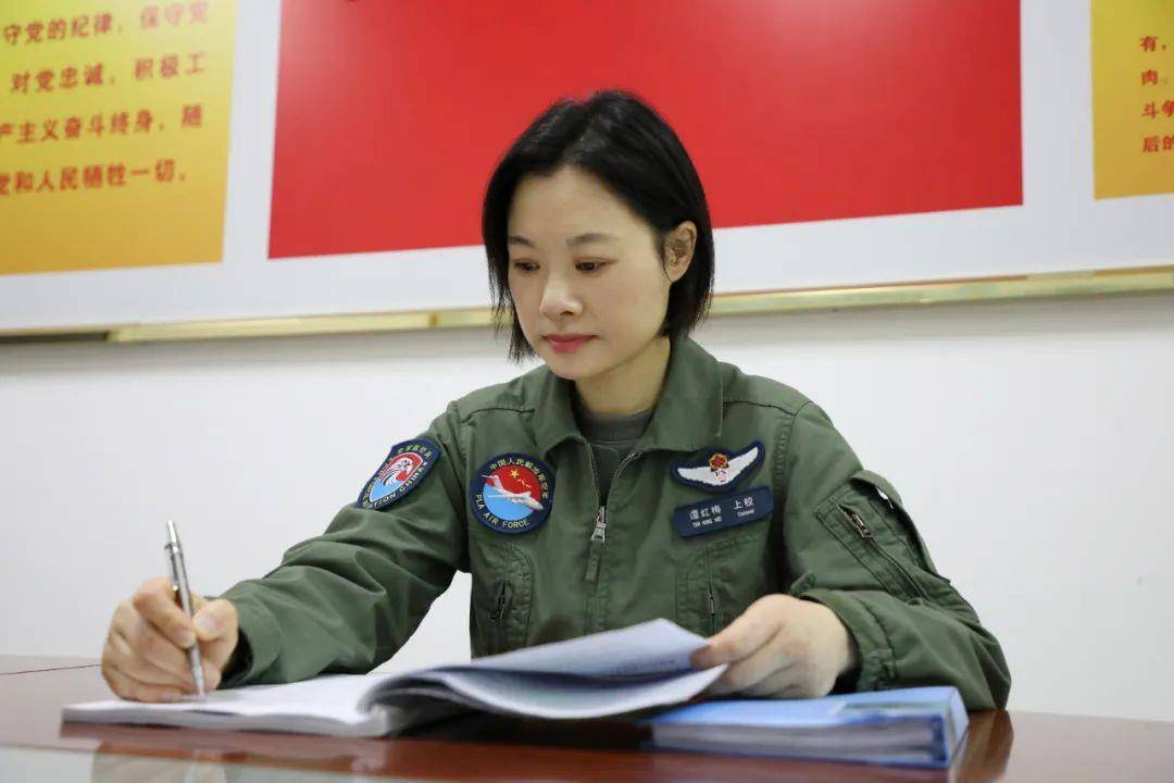阅兵最帅女机长<strong></p>
<p>星星币</strong>，是她！